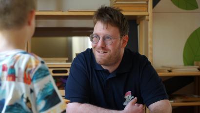 Bild: Angelika Sauerer
Die Arbeit im Kindergarten macht Kevin Blay Spaß. Er spürt, dass er gebraucht wird.