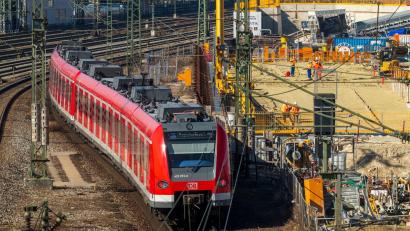 Bild: Peter Kneffel/dpa
Am letzten Augustwochenende soll nur eine der sieben Linien über die komplette Stammstrecke fahren. (Archivbild)