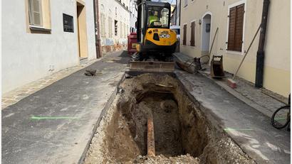 Bild: Hohlheimer
Nach einem Wasserrohrbruch in der Fronfestgasse ist eine Vollsperrung in der Innenstadt nötig.
