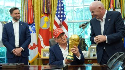 Bild: Jacquelyn Martin/AP/dpa
Donald Trump präsentiert den WM-Pokal