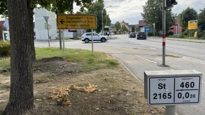 Bild: Heike Unger
An der Vilstalstraße/Staatsstraße 2165 (rechts im Bild) ist die neue Wasserleitung in Haselmühl schon fertig, jetzt muss sie noch unter dem Bachweg (im Hintergrund links) durchgebaut werden.