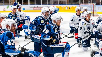 Bild: Elke Englmaier
Am Samstag steht für Tyler Ward (Mitte) und die Blue Devils Weiden das erste Heim-Testspiel an.