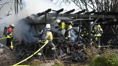 Bild: gf
Brand in Viehberg: Mit einem Schuppen wurden auch einige dort gelagerten Ster Brennholz ein Raub der Flammen.