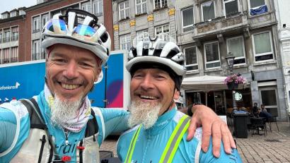 Bild: Manz
Vor der Deutschland-Durchquerung: Herbert Manz (von links) und Josef Reger noch am Start des Race Across Germany in Aachen.