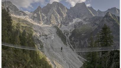 Bild: Gian Ehrenzeller/KEYSTONE/dpa
Nur für Schwindelfreie: Hängebrücke auf dem Wanderweg zur Sciorahütte in der Schweiz