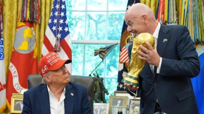 Bild: Jacquelyn Martin/AP/dpa
Gianni Infantino überreicht den WM-Pokal an Donald Trump.