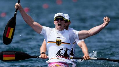 Bild: Lindsey Wasson/AP/dpa
Jacob Schopf (vorn) und Max Lemke kämpfen im A-Finale bei der WM in Mailand um Gold. (Archivbild)