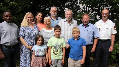 Bild: kro
Ludwig Kraus (vierter von rechts) mit seiner Ehefrau Renate (Mitte), mit der er seit 56 Jahren verheiratet ist, den Kindern und Enkeln. Die Glückwünsche der Polizei überbrachte erster Polizeihauptkommissar Harald Fuchs (rechts), die der Stadt überbrachte der zweite Bürgermeister Johann Brandl (zweiter von rechts). Die Glückwünsche der Pfarrei überbrachte Pfarrvikar Luke Eze (links).