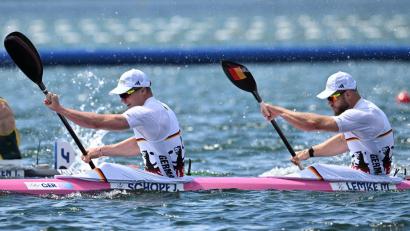 Bild: Sebastian Kahnert/dpa
Jacob Schopf (vorn) und Max Lemke beendeten die WM in Mailand mit Bronze. (Archivbild)
