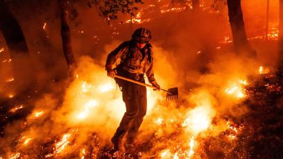 Bild: Noah Berger/AP/dpa
Flammen des Pickett-Feuers umzingeln einen Feuerwehrmann in Kalifornien.