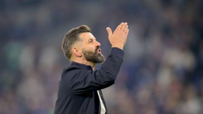 Bild: Anke Waelischmiller/dpa
Miron Muslic jubelte nach dem Sieg gegen Bochum den Fans zu.