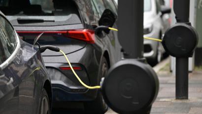 Symbolbild: Arne Dedert/dpa
Menschen ohne E-Auto schätzen deren Nachteile als gravierender ein.