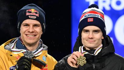Bild: Hendrik Schmidt/dpa
Bei der WM holte Wellinger Silber und Lindvik Gold.