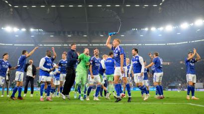 Bild: Anke Waelischmiller/dpa
Ausgefallener Jubel der Schalker nach dem 2:1-Sieg gegen Bochum.