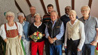 Bild: mab
Dem Jubilar (vorne Mitte) gratulieren neben Freunden und Familie mit Vereinsvertretern auch zweite Bürgermeisterin Gabriele Wittleben (zweite von rechts) und für die Pfarrei Pfarrvikar Christian Ogu (dritter von rechts).