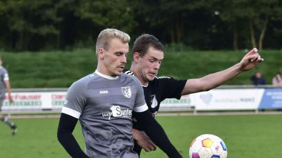 Bild: ham
Timon Porcher (links) erzielte zwei Tore beim Schwarzenfelder 3:0-Sieg gegen den FC Pielenhofen.