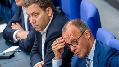 Bild: Michael Kappeler/dpa
Klingbeil (m.) und Merz (r.) sind sich nicht einig. (Archivbild)