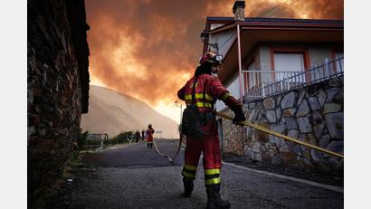 Bild: Xuan Cueto/EUROPA PRESS/dpa
Während sich die Lage bei den Waldbränden in Spanien insgesamt leicht zu entspannen beginnt, wüten vor allem in Kastilien und León sowie in Galicien noch immer gefährliche Feuer.