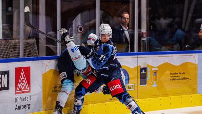 Bild: Werner Moller
Die Blue Devils Weiden waren am Samstagabend den Heilbronner Falken in allen Belangen überlegen. In dieser Szene nimmt der Neuzugang und Doppel-Torschütze Cedric Schiemenz (rechts) seinen Gegenspieler Corey Mapes an der neuen Flexbande hops.