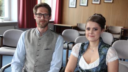 Bild: kro
Sara Ploß und Michael Gehr heirateten am Samstag sowohl standesamtlich als auch kirchlich. Unser Bild zeigt das junge Ehepaar im Standesamt.