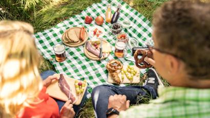 Bild: Georg Neumann/Steinwald-Allianz
Nicht nur Essen und Getränke werden geliefert, sondern auch Picknickdecke, Geschirr und Besteck.