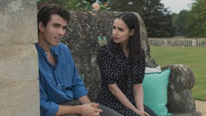 Bild: Chris Baker/Netflix/dpa
Jamie und Anna lernen sich unter turbulenten Umständen in Oxford kennen.