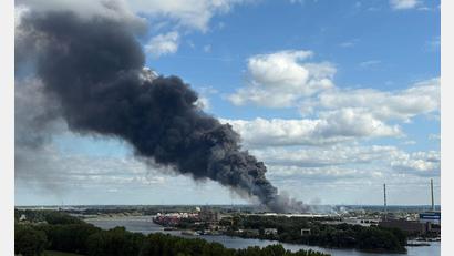 Bild: Daniel Bockwoldt/dpa
Eine große Rauchwolke ist bei einem Brand in Hamburg über der Stadt zu sehen.