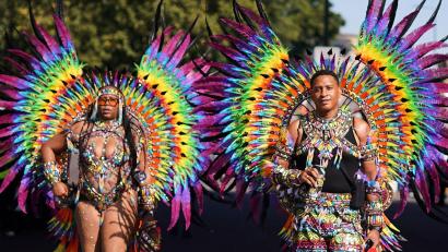 Bild: Alberto Pezzali/AP/dpa
Beim Notting Hill Carnival gibt es bunte Kostüme, viel nackte Haut und karibische Rhythmen.