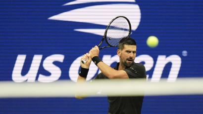 Bild: Frank Franklin II/AP/dpa
Djokovic schien gegen Tien zwischenzeitlich mit körperlichen Problemen zu kämpfen.