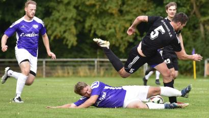 Bild: ham
Detag-Akteur Lukas Maunz (am Boden) bremst in dieser Szene Kemnaths Torjäger Alexander Grill. Beide Teams trennten sich mit 1:1.