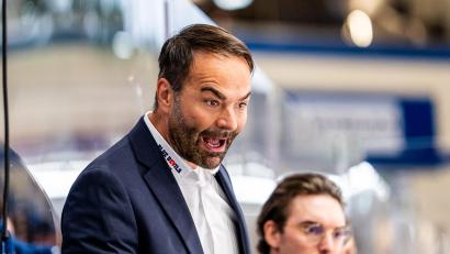 Bild: Elke Englmaier
Trainer Sebastian Buchwieser schilderte im Gespräch mit Oberpfalz-Medien seine Eindrücke nach zwei Wochen Training und zwei Testspielen mit den Blue Devils Weiden.