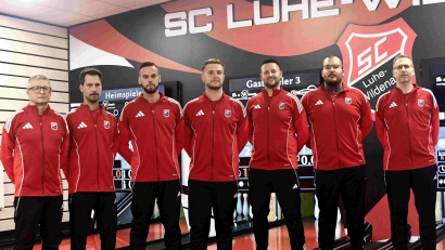 Bild: otr
Michael Grünwald (von links), Jan Hautmann, Manuel Weiß, Christoph Kaiser, Matthias Hüttner, Markus Gatter und Michael Wehner haben sich für die neue Zweitliga-Saison des SC Luhe-Wildenau ein hohes Ziel gesetzt.