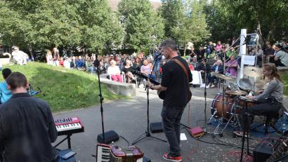 Bild: fz
Weit verstreut im Stockerhutpark genossen die Besucher die Musik der Train Rockers mit Frontmann Frank Angerer (Mitte).