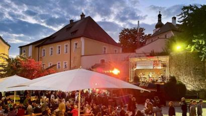Bild: Gerhard Götz
Neunburger feiern trotz frischen Temperaturen mit heißen italienischen Rhythmen und warmem Herzen.