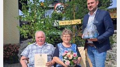 Bild: gis
Das Jubelpaar Brigitte und Bernhard Sauer mit dem ersten Bürgermeister Sebastian Voit, der zu den ersten Gratulanten zählte.
