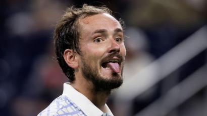 Bild: Adam Hunger/AP/dpa
Im Match von Daniil Medwedew kam es zu irren Szenen.