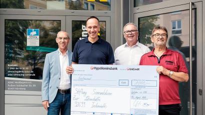 Bild: Thomas Scheck Photography
Wolfgang Lieberth, Dr. Matthias Köck und Michael Bayer vom ADAC überreichten den Spendenscheck an Dieter Wettinger von der Stiftung Sonnenblume.