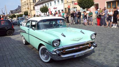 Archivbild: bkr
Historische Fahrzeuge gibt es wieder am 30. August beim Oldtimertreffen in Kemnath zu bestaunen. Im vergangenen Jahr zog unter anderem ein Chevrolet, Baujahr 1957, mit 200 PS und 4,6 Liter-Motor die Blicke auf sich.