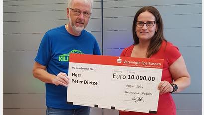 Bild: Sparkasse
Sparkassenkunde Peter Dietze (links) freut sich über den symbolischen Scheck, den Kundenberaterin Maria Barth übereichte.