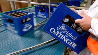Bild: Peter Steffen/dpa
Produktion in der Oettinger Brauerei in Braunschweig. Derzeit ruht die Produktion wegen eines Warnstreiks. (Archivbild)