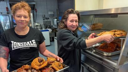 Bild: Petra Hartl
Die Chefinnen packen selbst mit an: Ruth (rechts) führte den Biergarten seit 1984, mittlerweile ist ihre Tochter Rita am Ruder. Hier bestücken sie die Wärmetheke mit Schnitzel, Schäufele und Haxen.