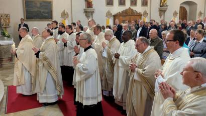 Bild: mab
Mitbrüder in priesterlichem Dienst, Postulanten, Novizen und natürlich Kirchenbesucher erleben einen eindrucksvollen Gottesdienst anlässlich des Silbernen Ordensjubiläums von Pater Lukas Temme (links).