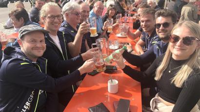 Bild: wro
Einen Zwischenstopp beim gemeinsamen Fahrradausflug durch das Stiftland legten die Zweiradfreunde "Hosn" aus Waldershof ein, die sich eine Brotzeit und das kühle Bier schmecken ließen.
