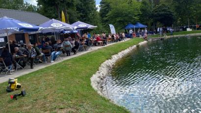 Bild: soj
Zahlreiche Besucher kamen in das Freibad Selingau, um die Vorführungen auf dem Wasser zu beobachten.