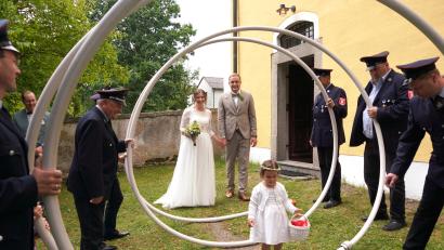 Bild: fvo
Bei der Hochzeit von Julia Beyerlein und Felix Schwab aus Spielberg steht die Feuerwehr Spielberg Spalier