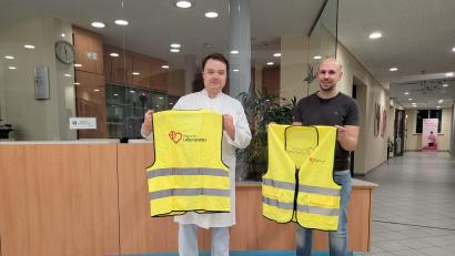 Bild: Sebastian Morcinek/Klinikum Amberg
Westen für Lebensretter: Die Regionenverantwortlichen Dr. Thomas Meidenbauer (links) und Dr. Sebastian Morcinek vor dem Abholort der Signalwesten an der Pforte des Klinikums Amberg.