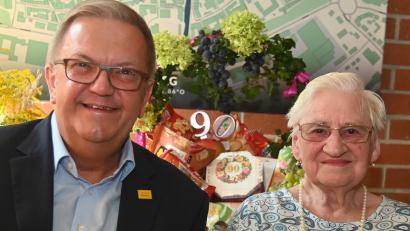 Bild: gf
Bürgermeister Martin Preuß gratulierte Margarete Hermann zum 90. Geburtstag. Sie ist damit die älteste Bewohnerin der Jura-Wohnstätten.