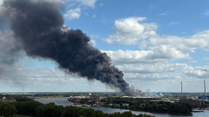 Bild: Daniel Bockwoldt/dpa
Im Hamburger Hafen ist ein Feuer ausgebrochen.