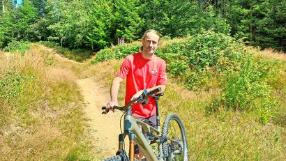 Bild: Johannes Pittroff
Peter Hanke betreibt zusammen mit Ralph Lambert das" Bullhead House" in Fleckl, am Fuß des Ochsenkopf-Südhangs. Sie bieten ihren Gästen kostenlose Mountainbike-Strecken wie diese an. Der Bikepark wäre aber ein Angebot von einer anderen Größenordnung.