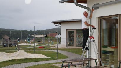 Bild: mrr
Christian Bauer kümmert sich um die Pflege des Riedener Kindergartens. Zudem ist er im Ehrenamt als Kirchenpfleger auch der bestellte Verwalter der Einrichtung.